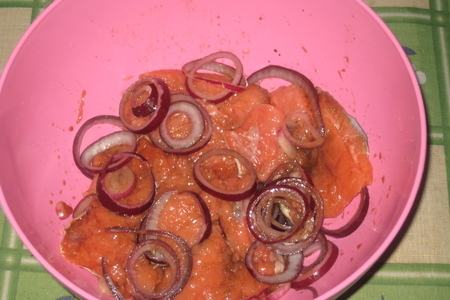 Горбуша в соево-винно-уксусном маринаде под овощами.: шаг 2