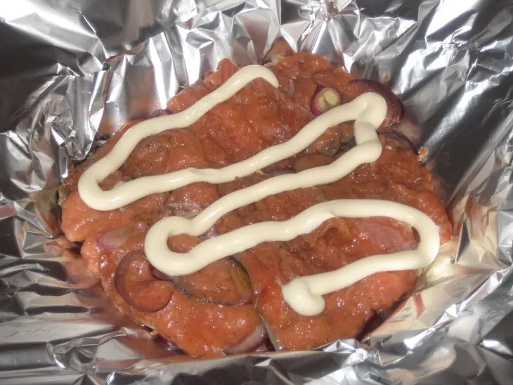 Горбуша в соево-винно-уксусном маринаде под овощами.: шаг 4