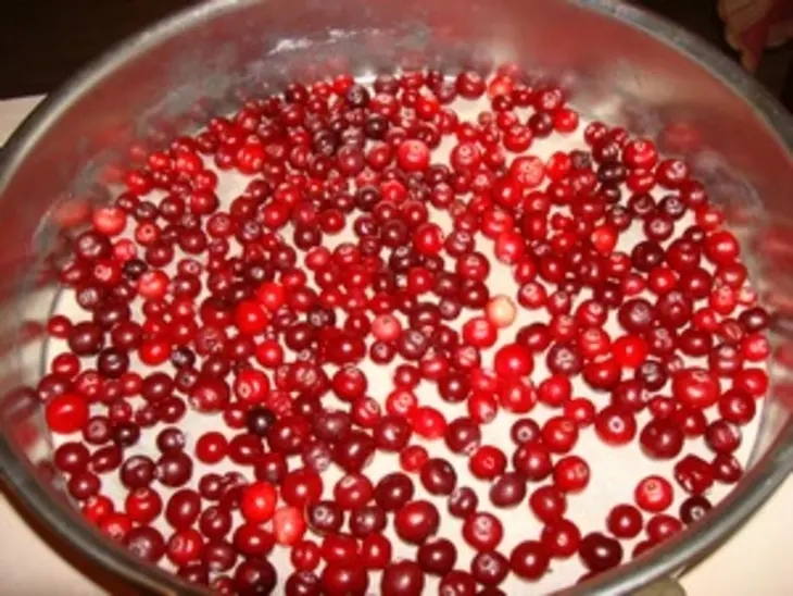 Клюквенный пирог с грецкими орехами: шаг 2