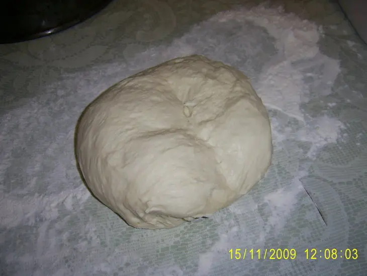 Пирог из дрожжевого теста с картофелем и грибами: шаг 1