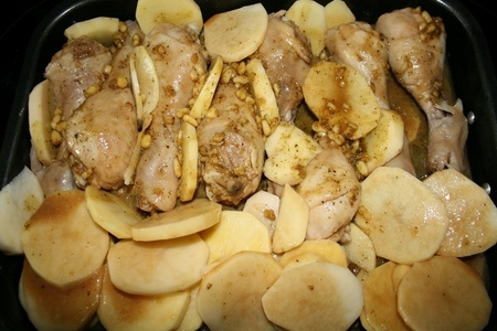 Сочные куриные ножки и картофель в медовом соусе.: шаг 1