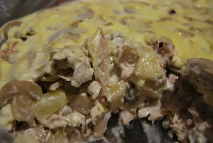 Салат из курицы с  ананасами и шампиньонами: шаг 1