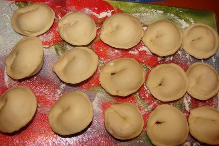 Картофельное тесто для пельменей и пельмени с грибной подливкой: шаг 3