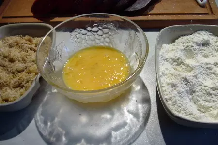 Свекольный " мини-шницель" в ореховой корочке: шаг 2
