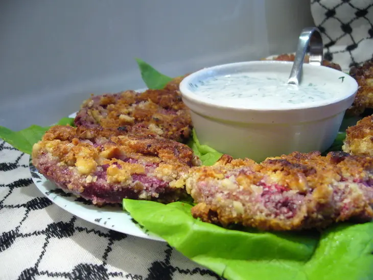 Свекольный " мини-шницель" в ореховой корочке: шаг 3