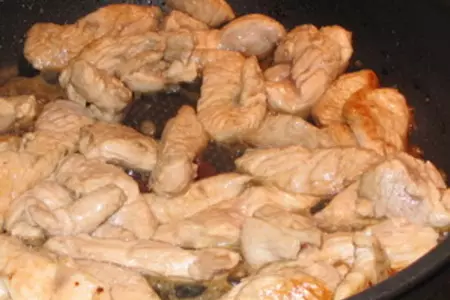 Жаркое из индейки и гусиной печени с яблоками и черносливом: шаг 2