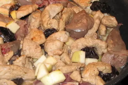 Жаркое из индейки и гусиной печени с яблоками и черносливом: шаг 3