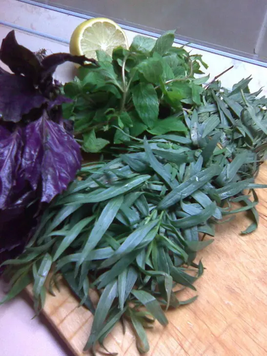 Кекс закусочный на закваске с эстрагоном, фисташками, ветчиной и сыром: шаг 1