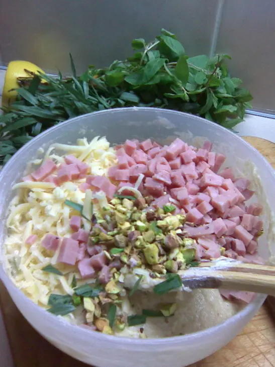 Кекс закусочный на закваске с эстрагоном, фисташками, ветчиной и сыром: шаг 3