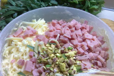 Кекс закусочный на закваске с эстрагоном, фисташками, ветчиной и сыром: шаг 3