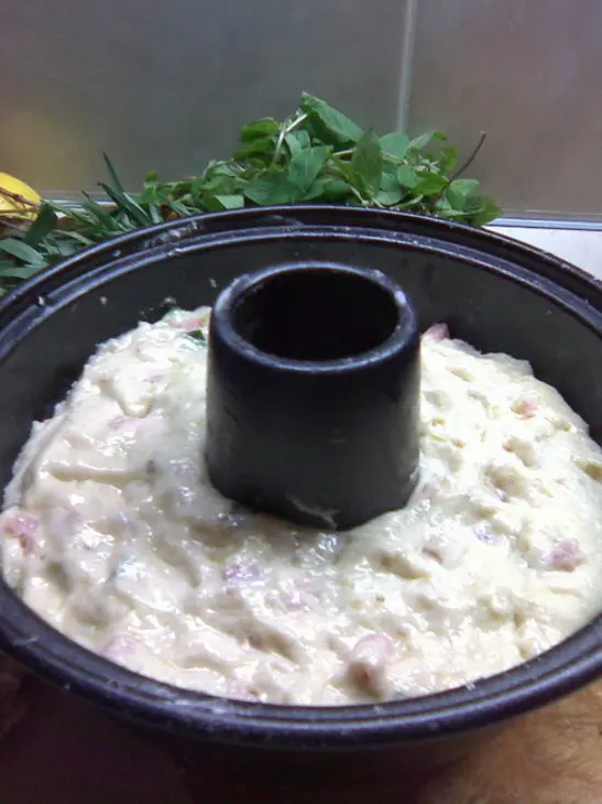 Кекс закусочный на закваске с эстрагоном, фисташками, ветчиной и сыром: шаг 4