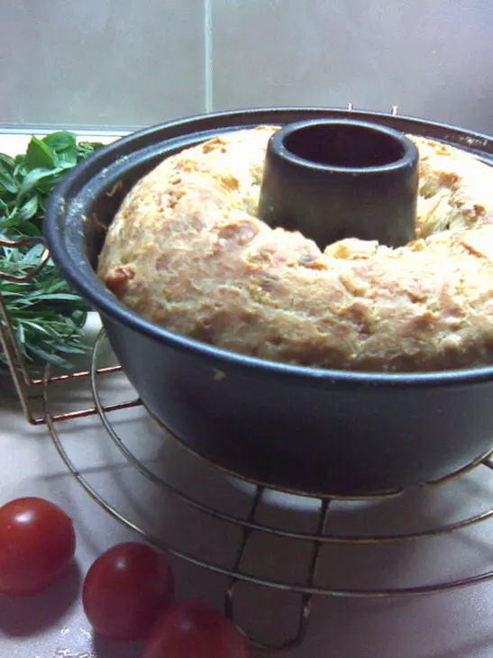 Кекс закусочный на закваске с эстрагоном, фисташками, ветчиной и сыром: шаг 5