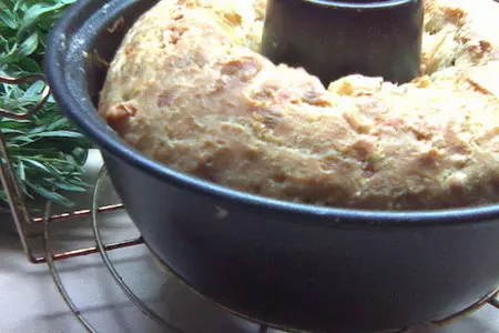 Кекс закусочный на закваске с эстрагоном, фисташками, ветчиной и сыром: шаг 5