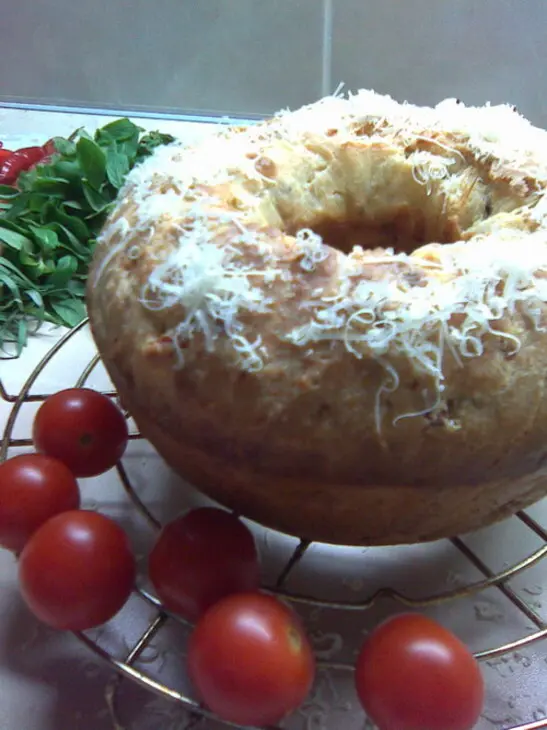Кекс закусочный на закваске с эстрагоном, фисташками, ветчиной и сыром: шаг 6
