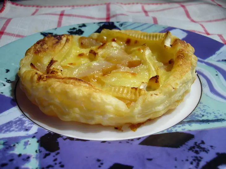 Пикантные тарталетки с грушей и камембером: шаг 3