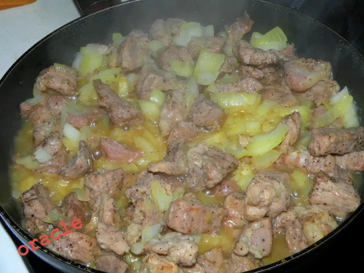 Зимнее "жаркое" со свининой и овощами: шаг 1