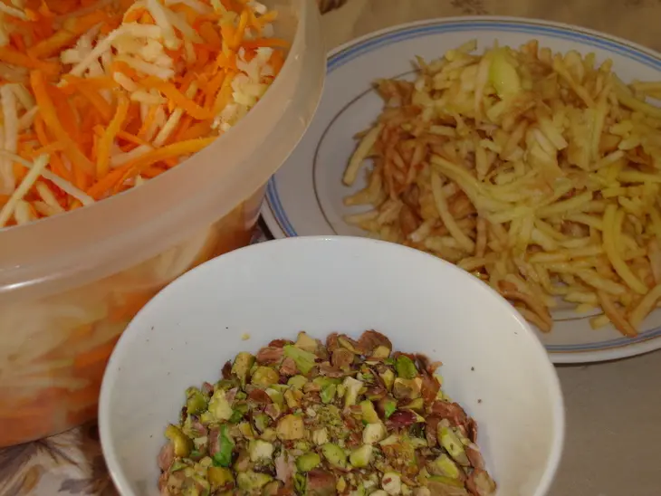 Салат из кольраби с морковью и фисташками: шаг 1
