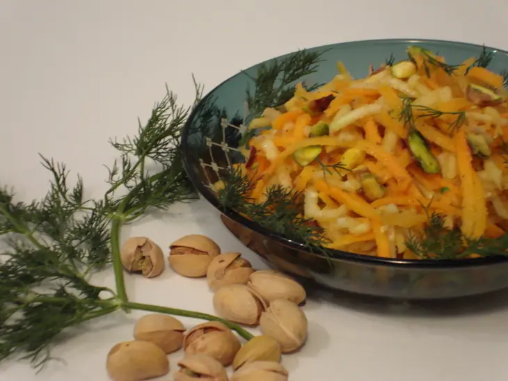 Салат из кольраби с морковью и фисташками: шаг 2