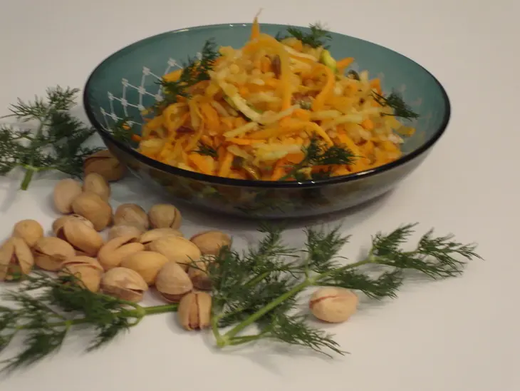 Салат из кольраби с морковью и фисташками: шаг 3