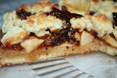 Песочный пирог с яблоками, черносливом и миндалем.: шаг 2