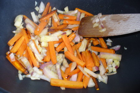 Кольраби тушенная с цукини и морковью: шаг 2
