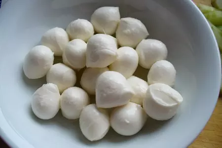 Салат из свежих овощей с беконом и мини-моцареллой: шаг 1