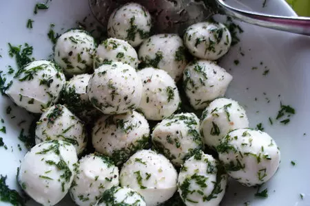 Салат из свежих овощей с беконом и мини-моцареллой: шаг 2
