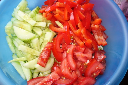 Салат из свежих овощей с беконом и мини-моцареллой: шаг 3