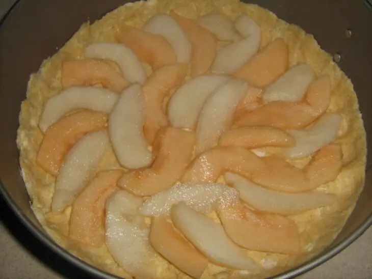 Пирог с грушами, шоколадом и карамелью: шаг 3