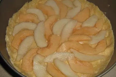 Пирог с грушами, шоколадом и карамелью: шаг 3