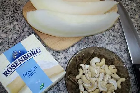Очень простая закуска из "бри" под белое вино: шаг 1