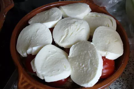 Мясо индейки запеченное под помидорами и моцареллой: шаг 5