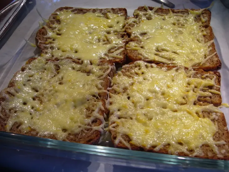 Швейцарские бутерброды (walliser käseschnitte): шаг 1