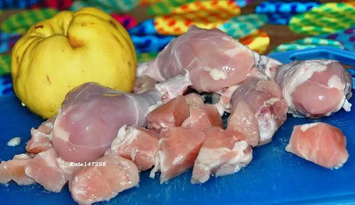 Ароматное куриное соте с айвой: шаг 1
