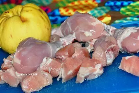 Ароматное куриное соте с айвой: шаг 1