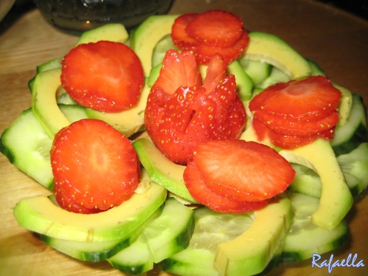Салат из клубники, огурцов и авокадо: шаг 2