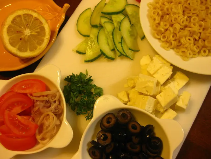 Салат зеленый с макаронами, брынзой и маслинами.: шаг 1