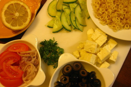 Салат зеленый с макаронами, брынзой и маслинами.: шаг 1