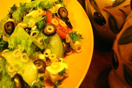 Салат зеленый с макаронами, брынзой и маслинами.: шаг 2