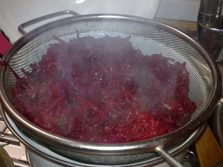 Свекла с орехами и черносливом: шаг 2