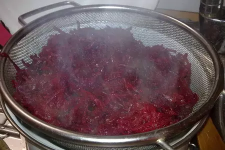 Свекла с орехами и черносливом: шаг 2