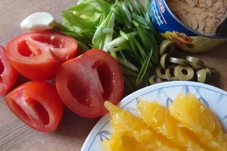 Салат с тунцом и апельсинами. легкий и вкусный!: шаг 1