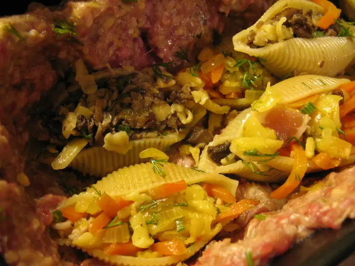 Мясной рулет с фаршированными ракушками conchiglie: шаг 4
