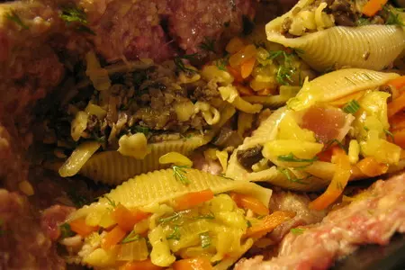 Мясной рулет с фаршированными ракушками conchiglie: шаг 4
