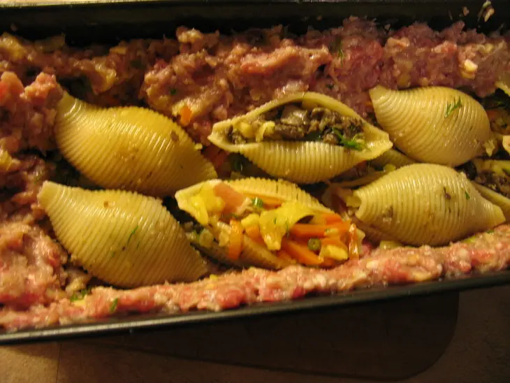 Мясной рулет с фаршированными ракушками conchiglie: шаг 5
