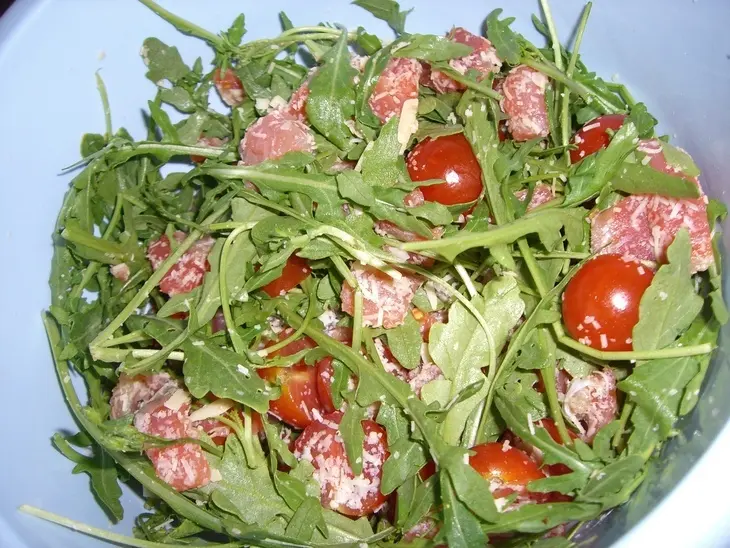 Салат с руколой - "свежесть" и 2 пиццы на закуску!:): шаг 3