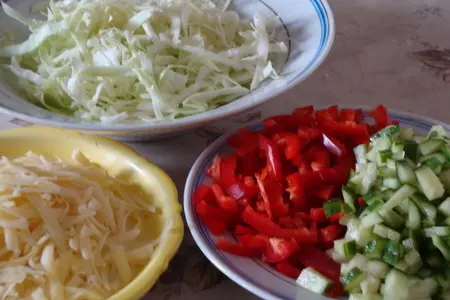 Салат из капусты с сыром  и грецкими орехами: шаг 1