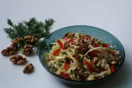 Салат из капусты с сыром  и грецкими орехами: шаг 2
