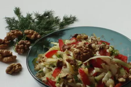 Салат из капусты с сыром  и грецкими орехами: шаг 3