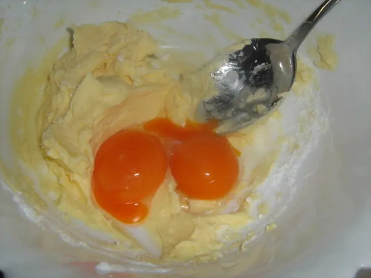 Пирог с миндальным безе и грушами: шаг 2